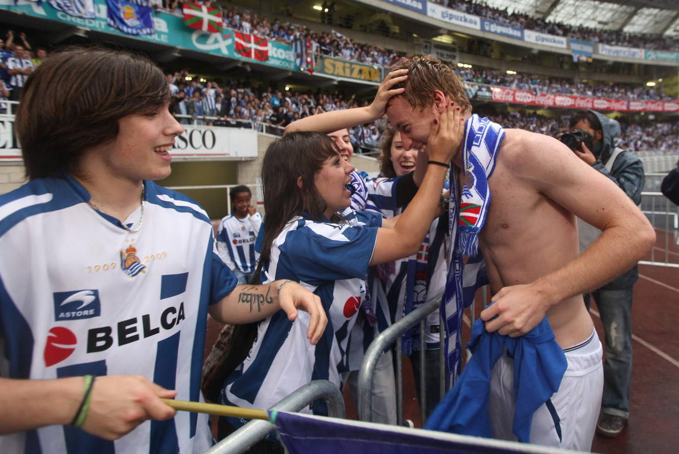 Fiesta del ascenso. Zurutuza vivió un momento único tras la victoria ante el Celta en Anoeta, que significó el ascenso txuri-urdin a Primera. La afición mostró todo el cariño que tenía hacia el jugador. 