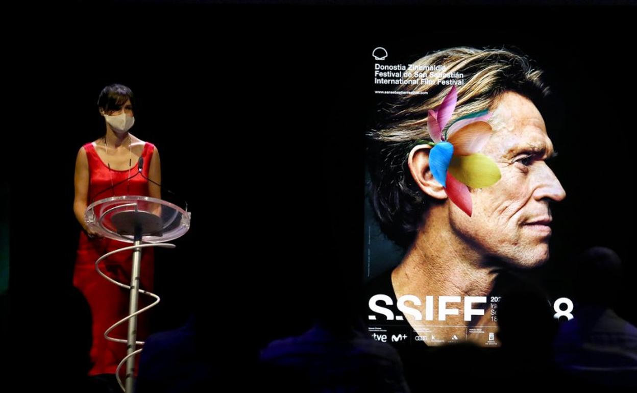 Ruth Pérez de Anucita presenta, junto a José Luis Rebordinos, los carteles de una nueva edición del Zinemaldia. 