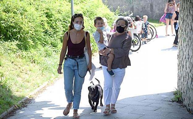 Eiden, de 3 años, sale de los udalekus con su tía Onintza, y su abuela, Mari Jose. 