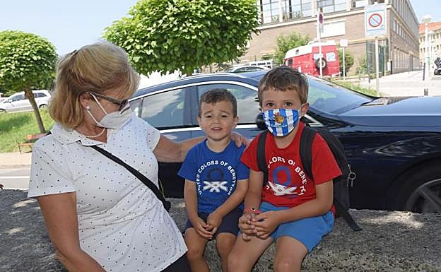 Alicia García en la entrada del polideportivo Manteo, con sus nietos. 