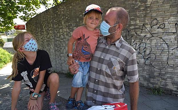 Iñigo Urrestarazu, con Irati, de 8 años, y Urko, de 3. 