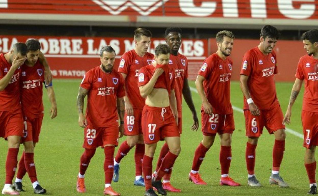 Los jugadores del Numancia, hundidos tras consumarse su descenso a Segunda B.