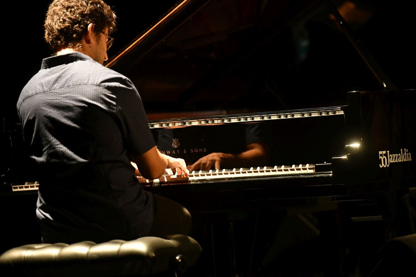 Homenaje en el Victoria Eugenia a los 100 años del nacimiento de Charlie Parker y dirigido por el gran saxo alto Perico Sambeat. Perico Sambeat (saxo alto), Voro García (trompeta), Albert Sanz (piano), Toño de Miguel (contrabajo) y Stephen Keogh (batería) reinterpretan uno de los mejores conciertos grabados de la historia del Jazz, cumbre del movimiento bebop: Jazz at Massey Hall