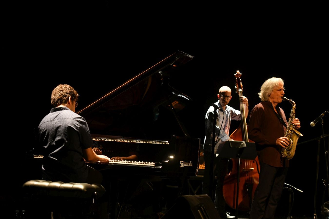 Homenaje en el Victoria Eugenia a los 100 años del nacimiento de Charlie Parker y dirigido por el gran saxo alto Perico Sambeat. Perico Sambeat (saxo alto), Voro García (trompeta), Albert Sanz (piano), Toño de Miguel (contrabajo) y Stephen Keogh (batería) reinterpretan uno de los mejores conciertos grabados de la historia del Jazz, cumbre del movimiento bebop: Jazz at Massey Hall