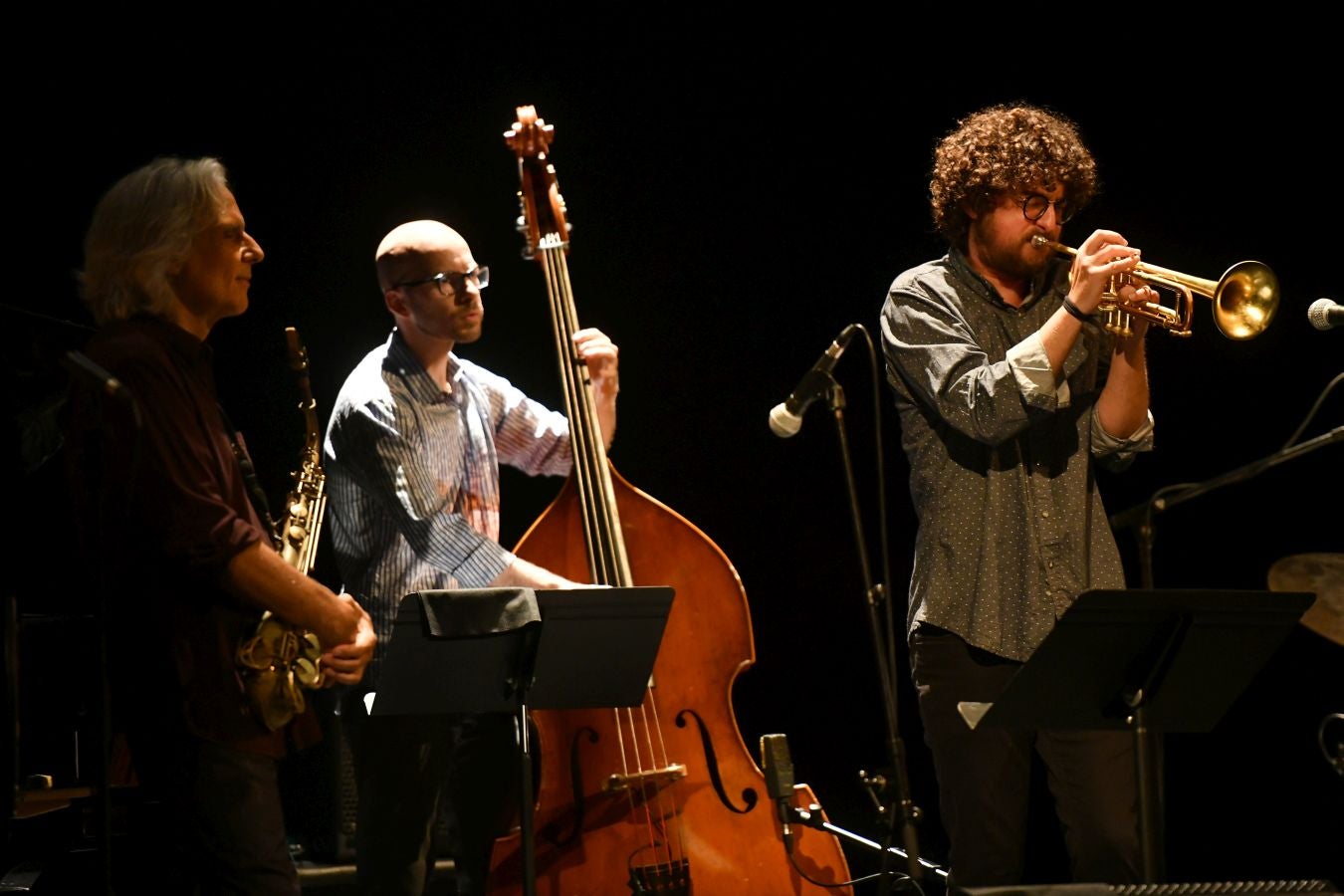 Homenaje en el Victoria Eugenia a los 100 años del nacimiento de Charlie Parker y dirigido por el gran saxo alto Perico Sambeat. Perico Sambeat (saxo alto), Voro García (trompeta), Albert Sanz (piano), Toño de Miguel (contrabajo) y Stephen Keogh (batería) reinterpretan uno de los mejores conciertos grabados de la historia del Jazz, cumbre del movimiento bebop: Jazz at Massey Hall