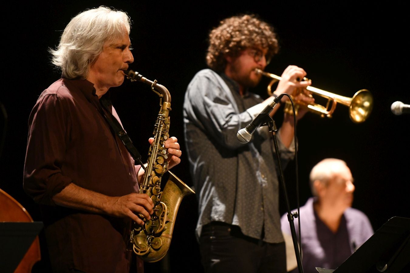 Homenaje en el Victoria Eugenia a los 100 años del nacimiento de Charlie Parker y dirigido por el gran saxo alto Perico Sambeat. Perico Sambeat (saxo alto), Voro García (trompeta), Albert Sanz (piano), Toño de Miguel (contrabajo) y Stephen Keogh (batería) reinterpretan uno de los mejores conciertos grabados de la historia del Jazz, cumbre del movimiento bebop: Jazz at Massey Hall
