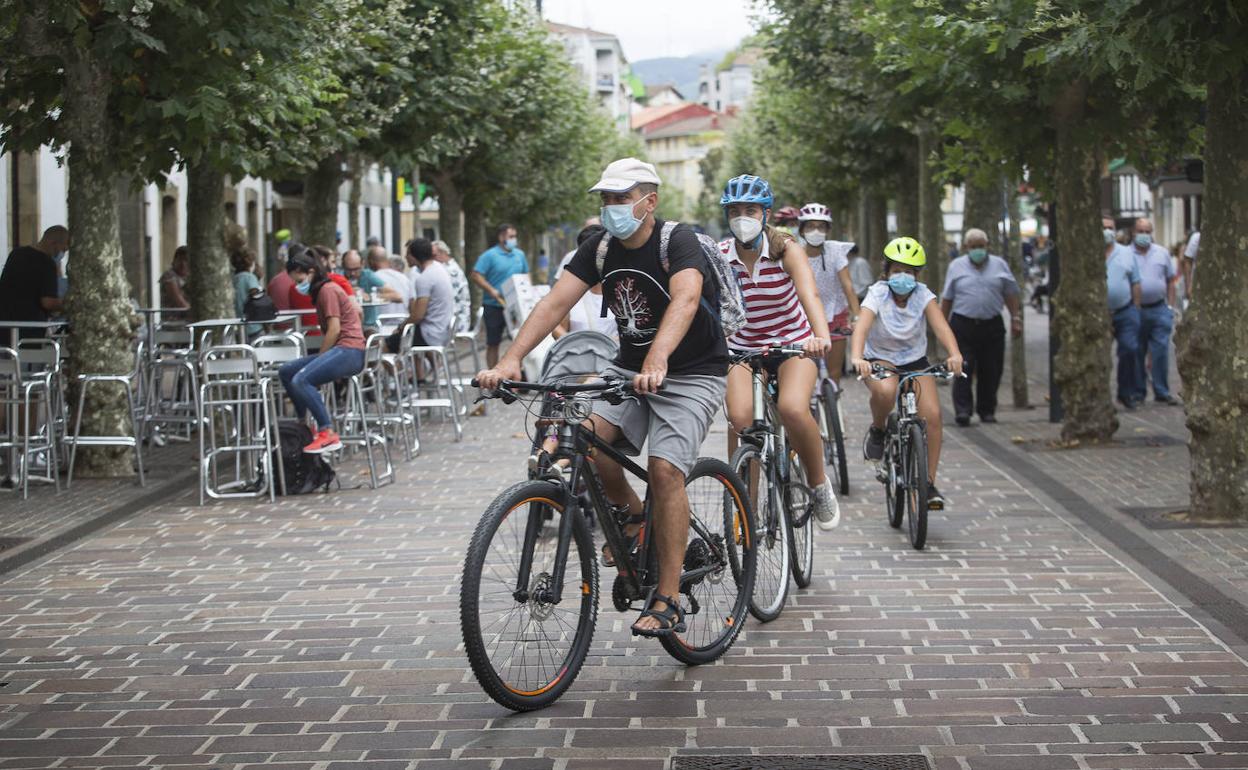 El desplazamiento de turistas en bicicleta gana fuerza este verano en Gipuzkoa. 
