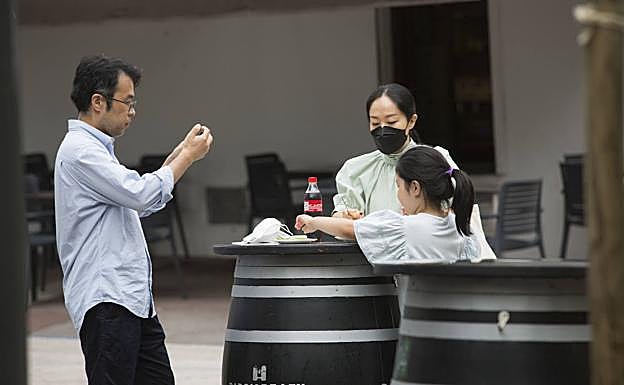 Una familia de visitantes asiáticos, de pintxos por Hondarribia. 