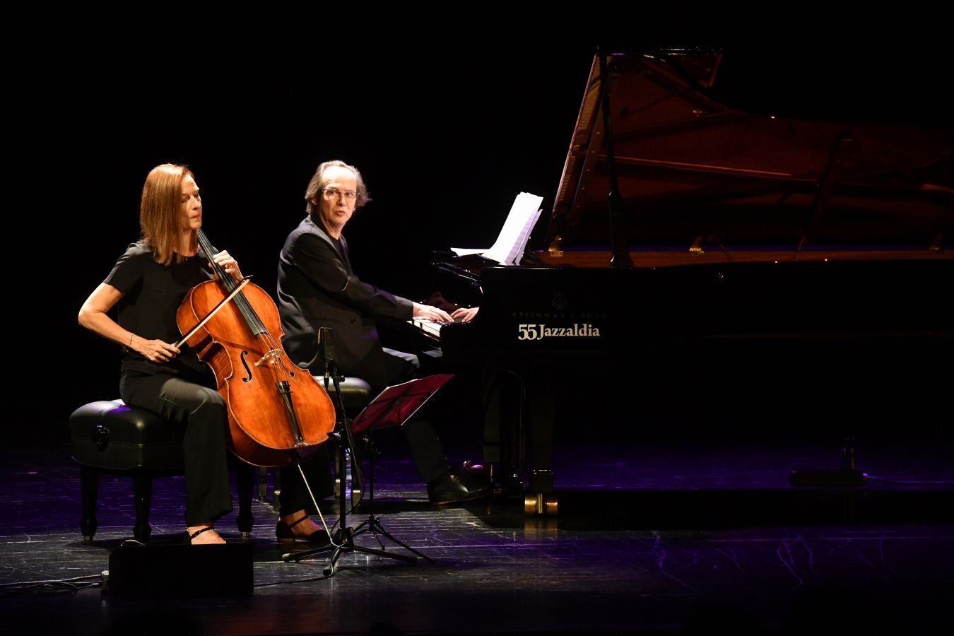 Segunda jornada en el Festival de Jazz de San Sebastián. La chelista alemana Anja Lechner y el pianista francés François Couturier han presentado este jueves su último trabajo, 'Lontano', en el teatro Victoria Eugenia.