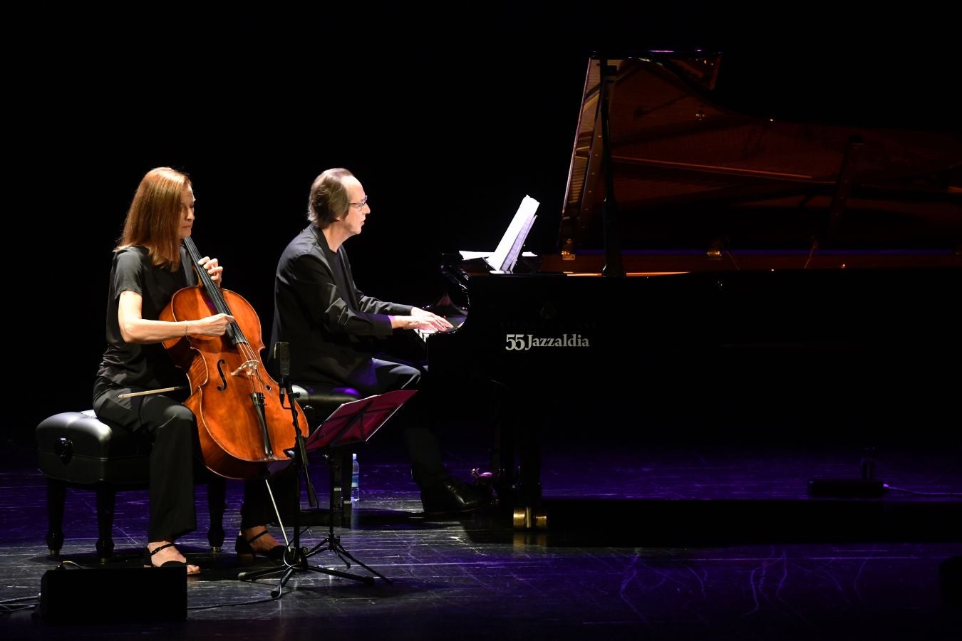 Segunda jornada en el Festival de Jazz de San Sebastián. La chelista alemana Anja Lechner y el pianista francés François Couturier han presentado este jueves su último trabajo, 'Lontano', en el teatro Victoria Eugenia.