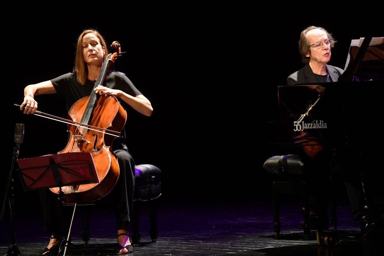 Segunda jornada en el Festival de Jazz de San Sebastián. La chelista alemana Anja Lechner y el pianista francés François Couturier han presentado este jueves su último trabajo, 'Lontano', en el teatro Victoria Eugenia.
