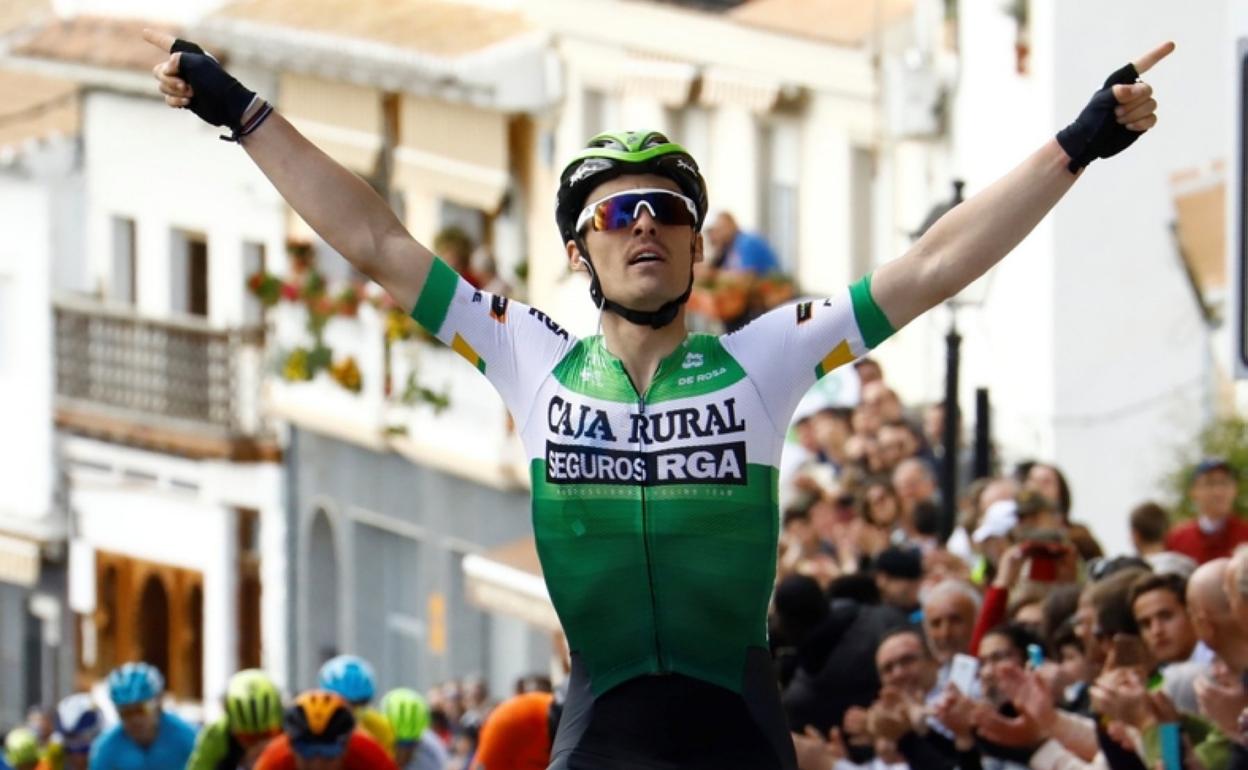 Gonzalo Serrano gana la segunda etapa de Andalucía, en febrero. 