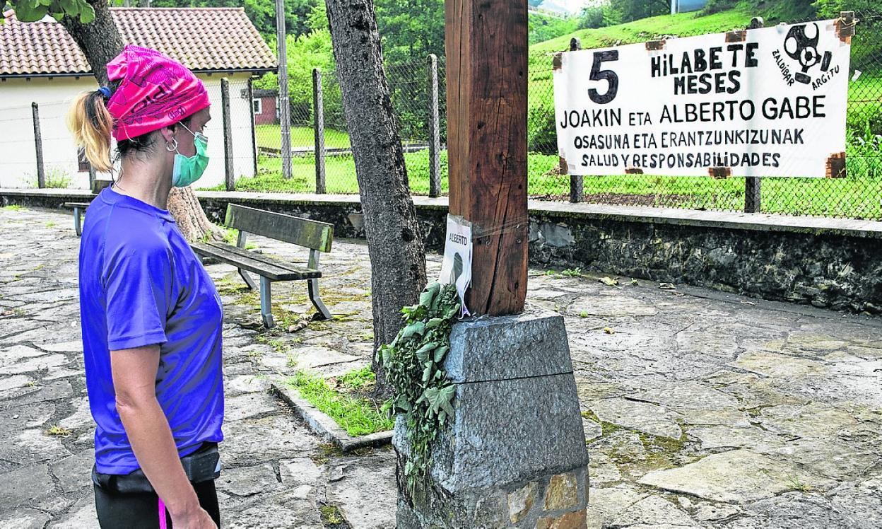 Una joven contempla el lugar de recuerdo a los dos sepultados. 