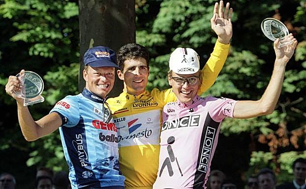 Riis (Gewiss) y Zulle (Once) flanquean a Indurain durante el podio del Tour de 1995.