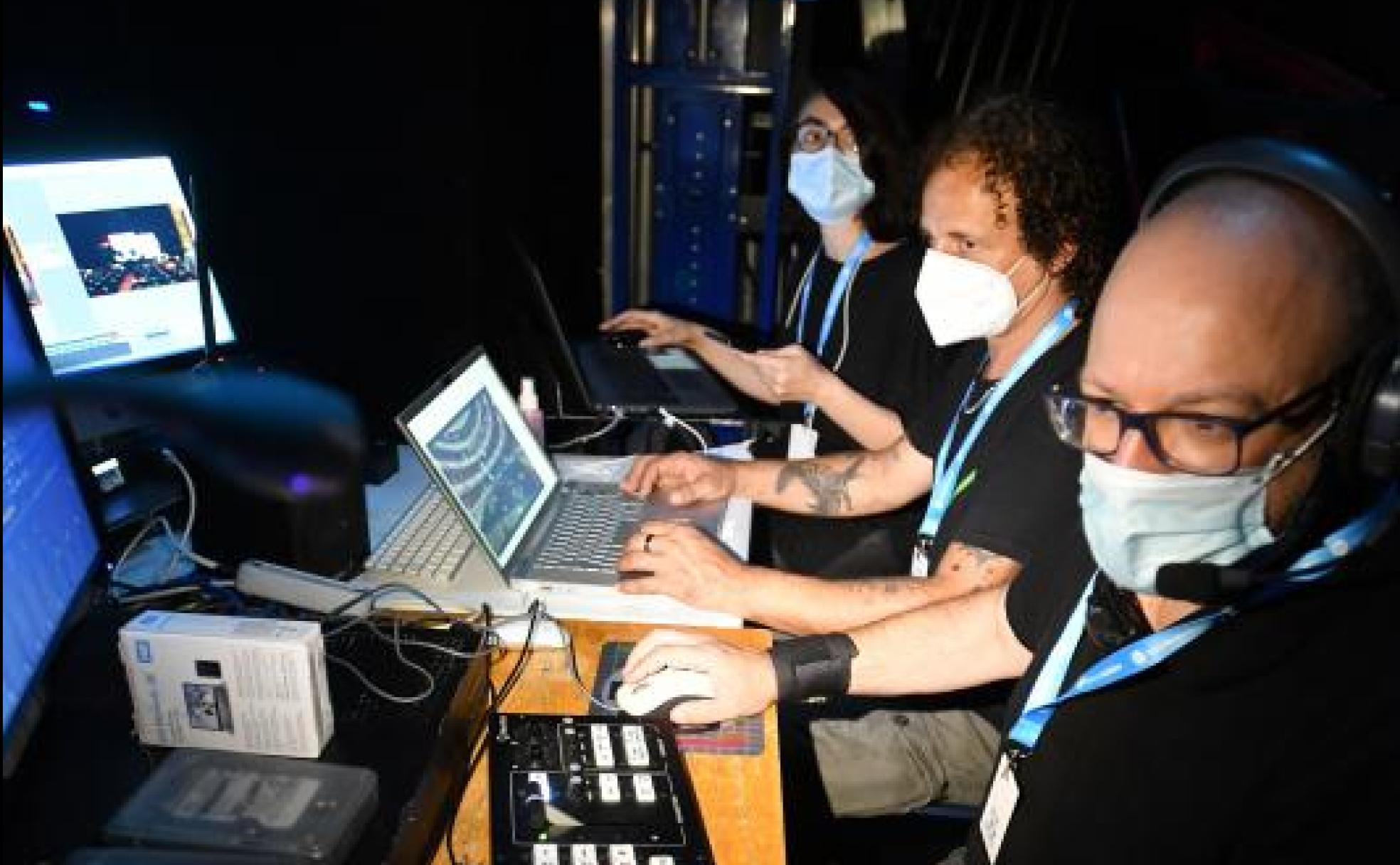 Los técnicos de Láser y del festival en el control del 'streaming' del Victoria Eugenia.