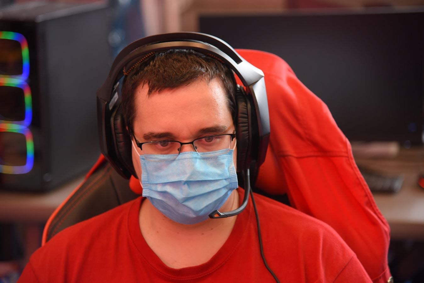 La Euskal Encounter ha arrancado este viernes con un guiño a la nostalgia: los organizadores de la primera edición se han vuelto a reunir, 28 años después, en el frontón Ederrena de Urretxu para coordinar esta 'party' que se desarrolarrá de forma telemática debido a la pandemia. 