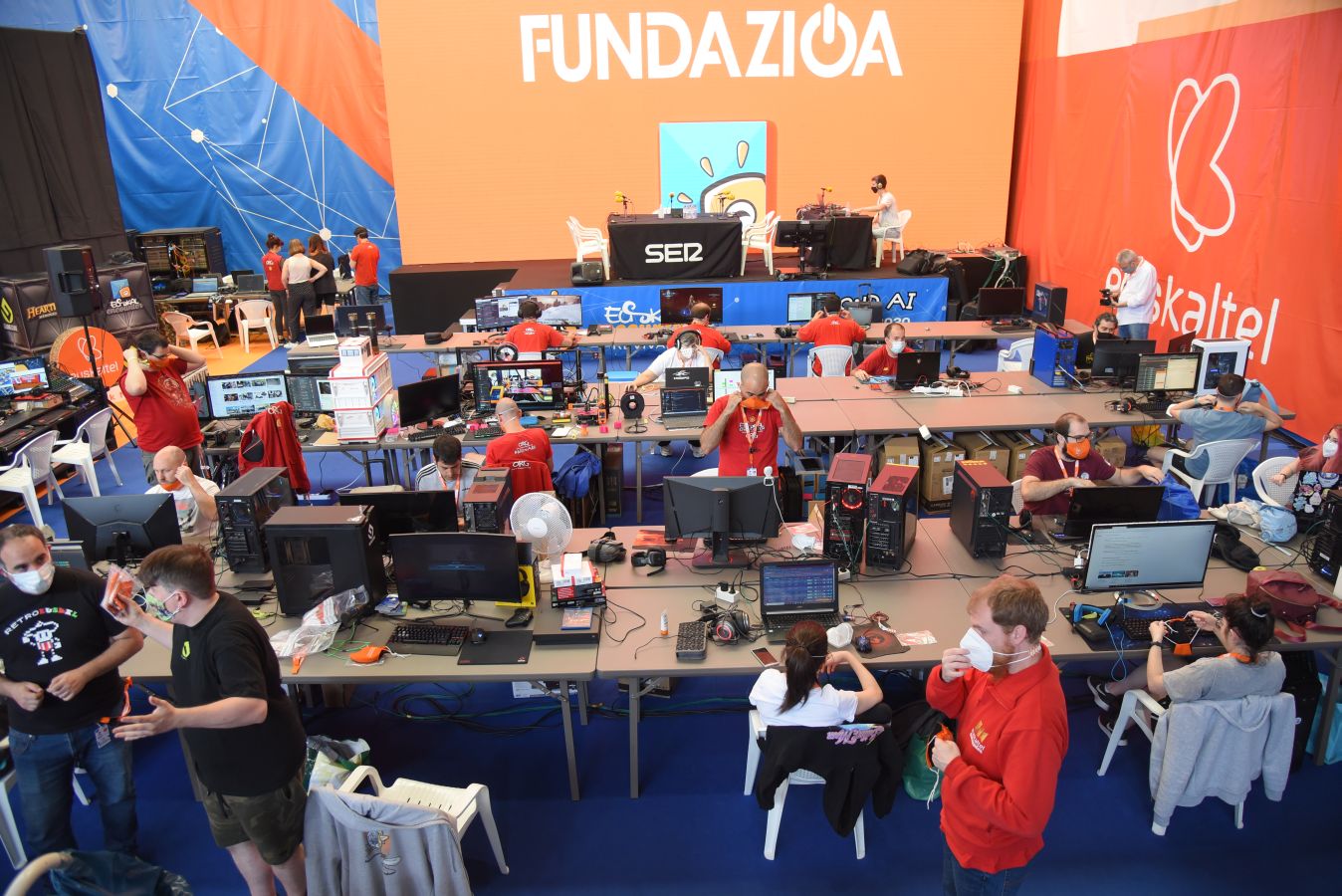 La Euskal Encounter ha arrancado este viernes con un guiño a la nostalgia: los organizadores de la primera edición se han vuelto a reunir, 28 años después, en el frontón Ederrena de Urretxu para coordinar esta 'party' que se desarrolarrá de forma telemática debido a la pandemia. 