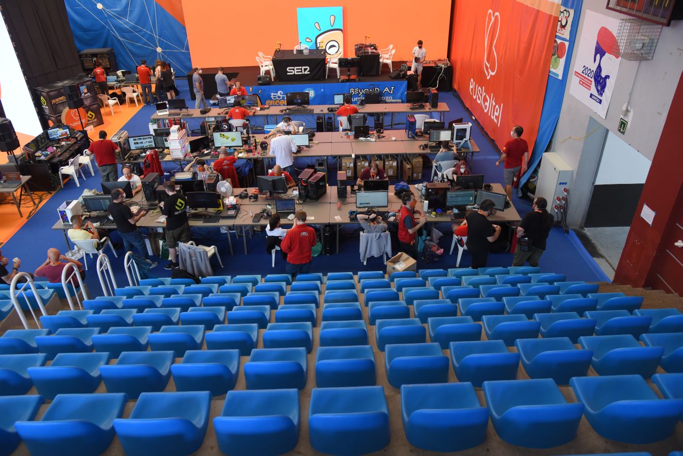 La Euskal Encounter ha arrancado este viernes con un guiño a la nostalgia: los organizadores de la primera edición se han vuelto a reunir, 28 años después, en el frontón Ederrena de Urretxu para coordinar esta 'party' que se desarrolarrá de forma telemática debido a la pandemia. 