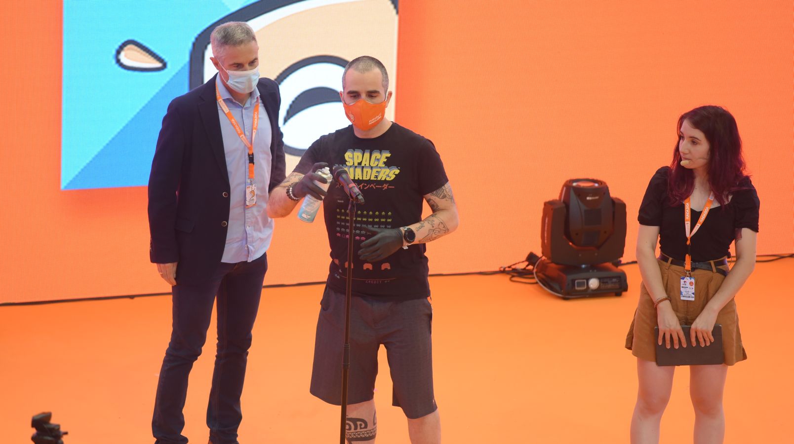 La Euskal Encounter ha arrancado este viernes con un guiño a la nostalgia: los organizadores de la primera edición se han vuelto a reunir, 28 años después, en el frontón Ederrena de Urretxu para coordinar esta 'party' que se desarrolarrá de forma telemática debido a la pandemia. 