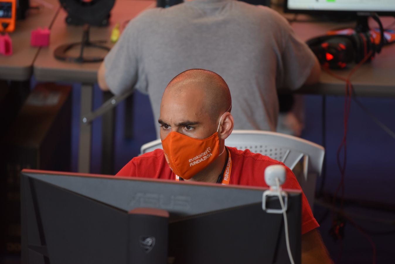 La Euskal Encounter ha arrancado este viernes con un guiño a la nostalgia: los organizadores de la primera edición se han vuelto a reunir, 28 años después, en el frontón Ederrena de Urretxu para coordinar esta 'party' que se desarrolarrá de forma telemática debido a la pandemia. 