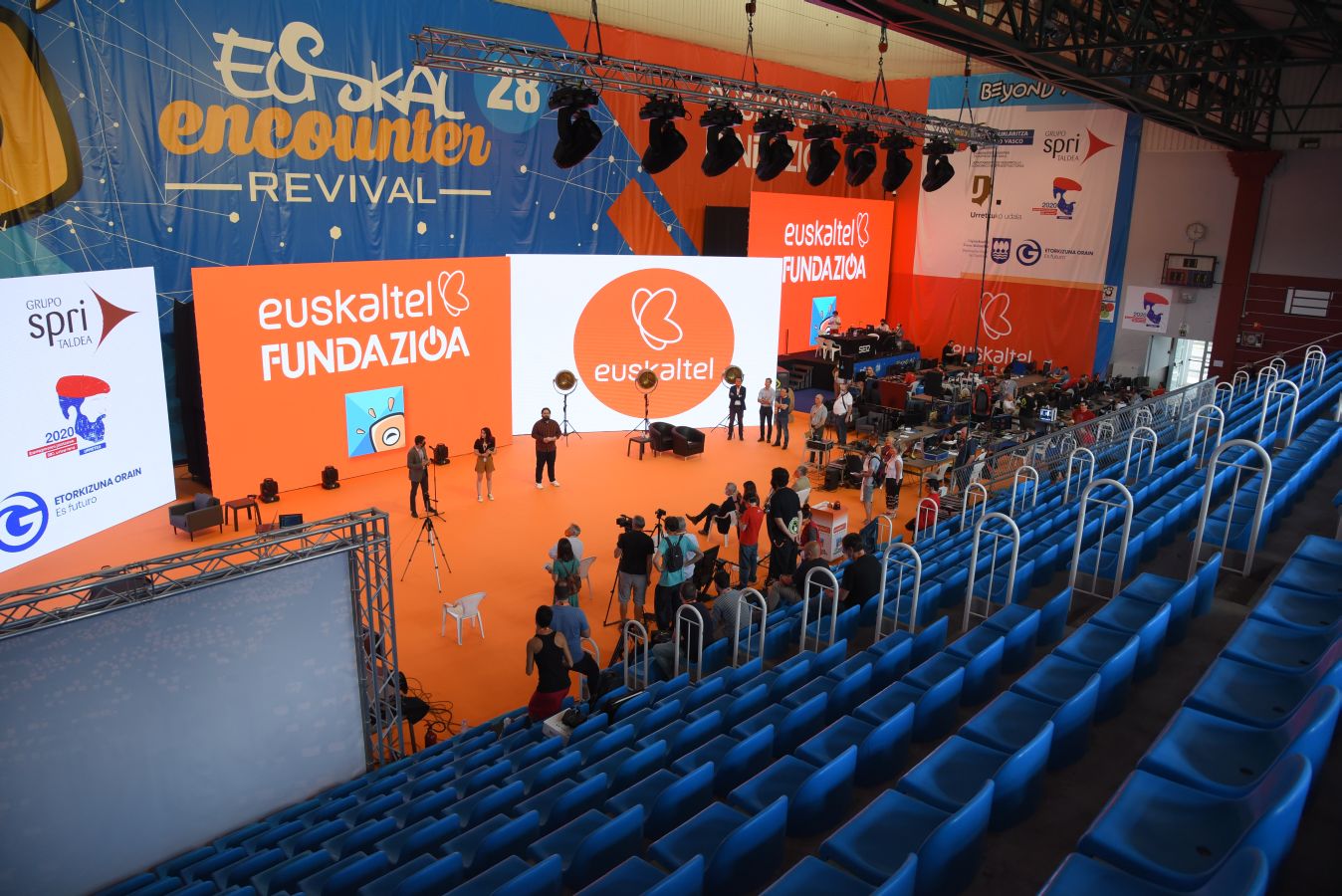 La Euskal Encounter ha arrancado este viernes con un guiño a la nostalgia: los organizadores de la primera edición se han vuelto a reunir, 28 años después, en el frontón Ederrena de Urretxu para coordinar esta 'party' que se desarrolarrá de forma telemática debido a la pandemia. 