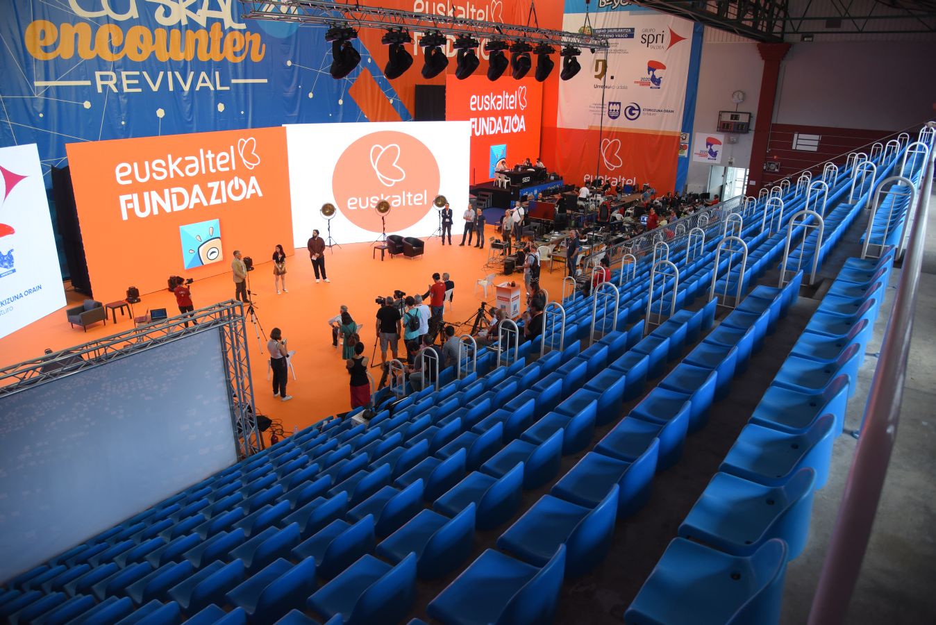 La Euskal Encounter ha arrancado este viernes con un guiño a la nostalgia: los organizadores de la primera edición se han vuelto a reunir, 28 años después, en el frontón Ederrena de Urretxu para coordinar esta 'party' que se desarrolarrá de forma telemática debido a la pandemia. 