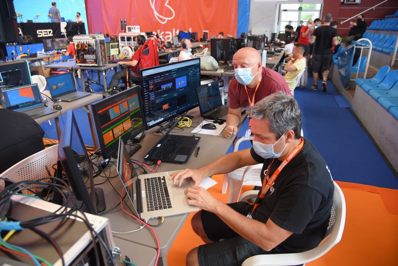 La Euskal Encounter ha arrancado este viernes con un guiño a la nostalgia: los organizadores de la primera edición se han vuelto a reunir, 28 años después, en el frontón Ederrena de Urretxu para coordinar esta 'party' que se desarrolarrá de forma telemática debido a la pandemia. 