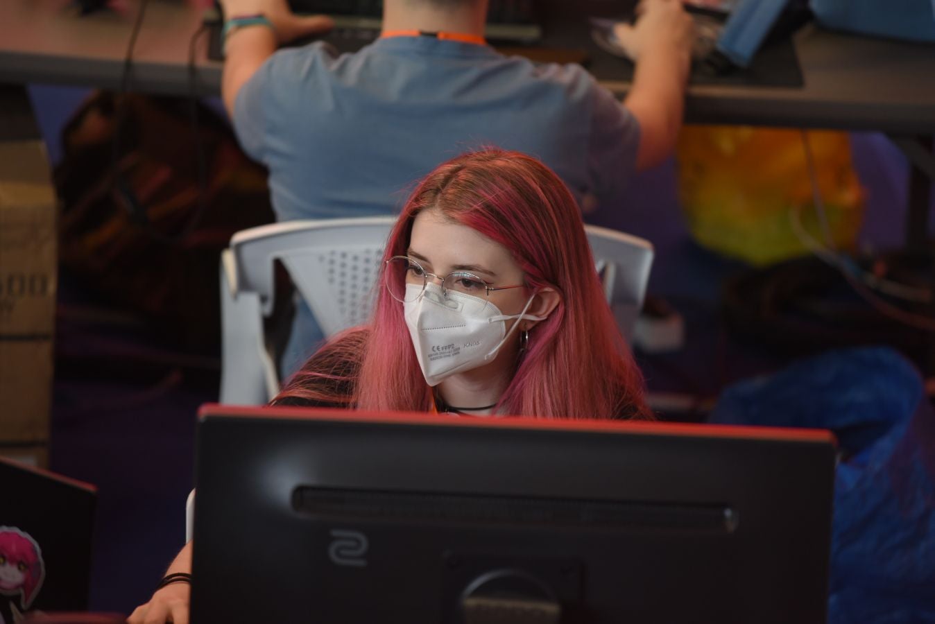 La Euskal Encounter ha arrancado este viernes con un guiño a la nostalgia: los organizadores de la primera edición se han vuelto a reunir, 28 años después, en el frontón Ederrena de Urretxu para coordinar esta 'party' que se desarrolarrá de forma telemática debido a la pandemia. 