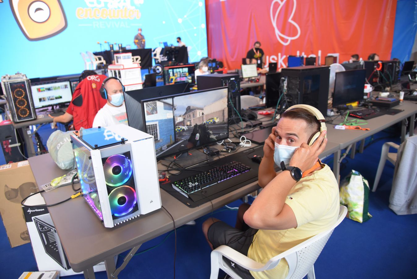 La Euskal Encounter ha arrancado este viernes con un guiño a la nostalgia: los organizadores de la primera edición se han vuelto a reunir, 28 años después, en el frontón Ederrena de Urretxu para coordinar esta 'party' que se desarrolarrá de forma telemática debido a la pandemia. 