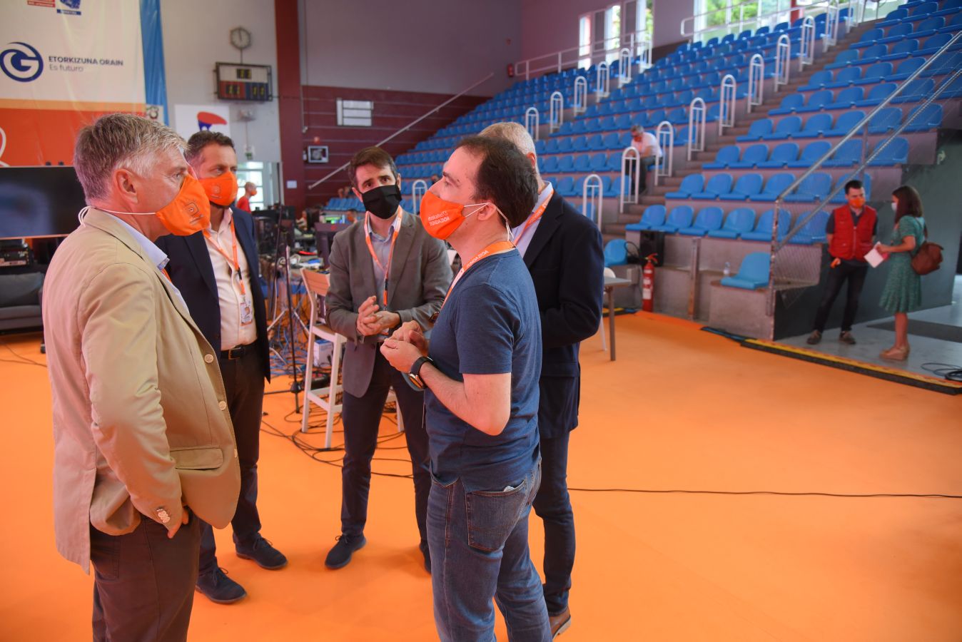 La Euskal Encounter ha arrancado este viernes con un guiño a la nostalgia: los organizadores de la primera edición se han vuelto a reunir, 28 años después, en el frontón Ederrena de Urretxu para coordinar esta 'party' que se desarrolarrá de forma telemática debido a la pandemia. 