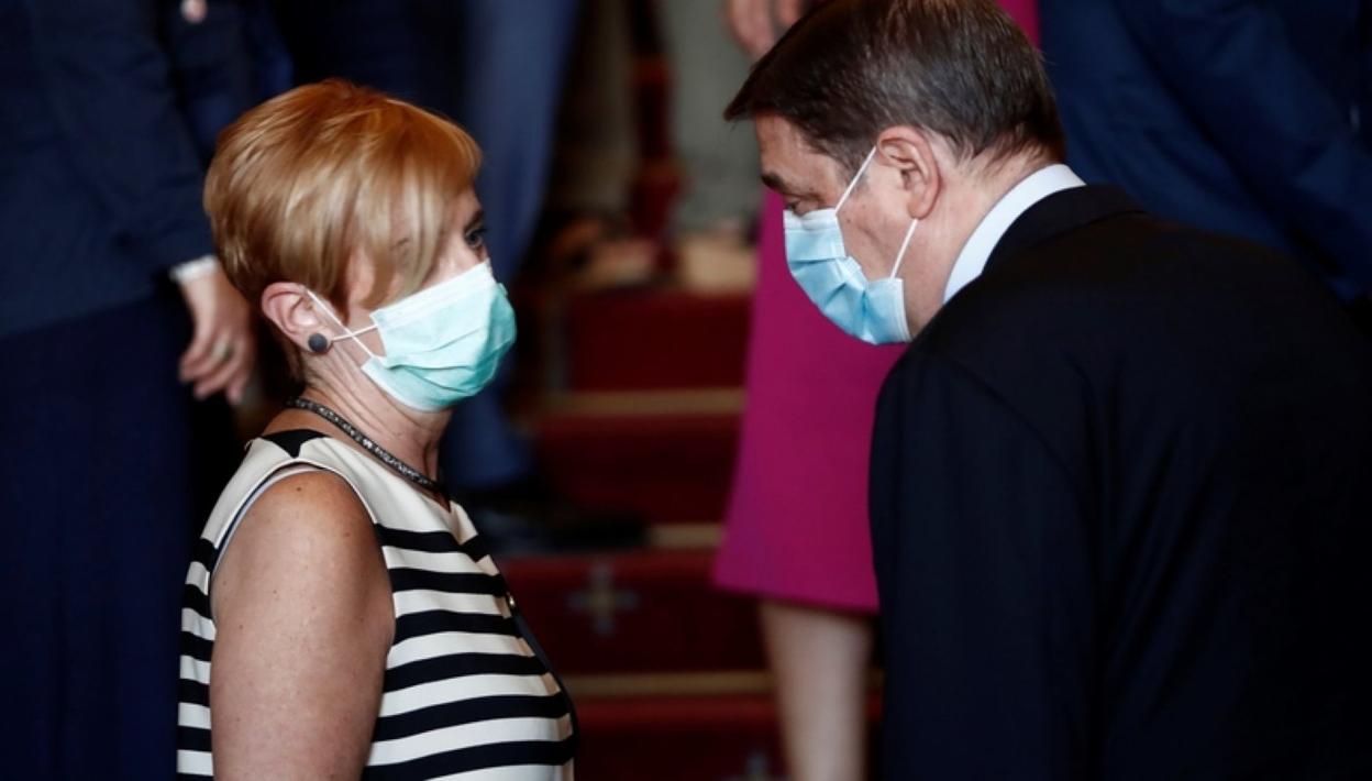 Tapia conversa con Luis Planas antes de la conferencia sectorial. 