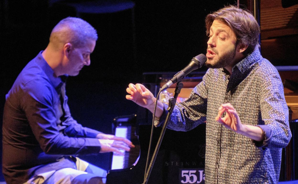 El artista portugués Salvador Sobral, al micrófono, junto al pianista cubano Víctor Zamora. 