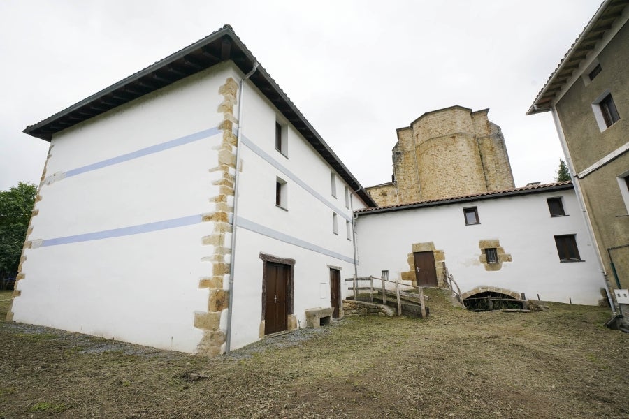 La historia de este pequeño enclave rural del Valle de Aizkorpe, ha estado ligada a la minería durante siglos; el trazado del antiguo tren minero es hoy una atractiva vía verde. 