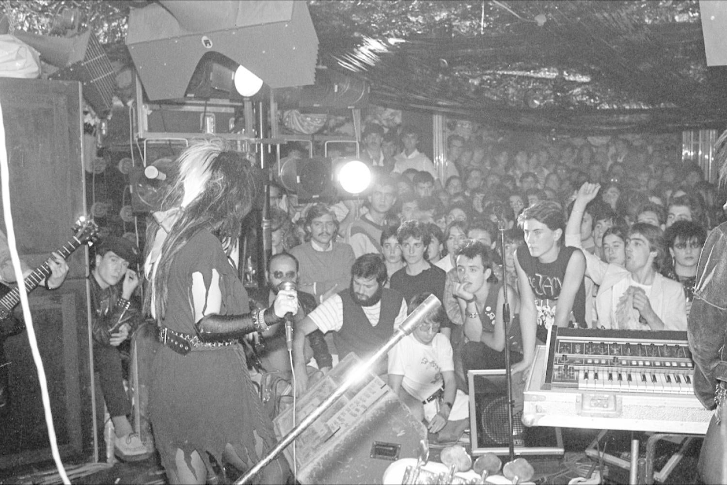 El público sigue un concierto en 1982. 