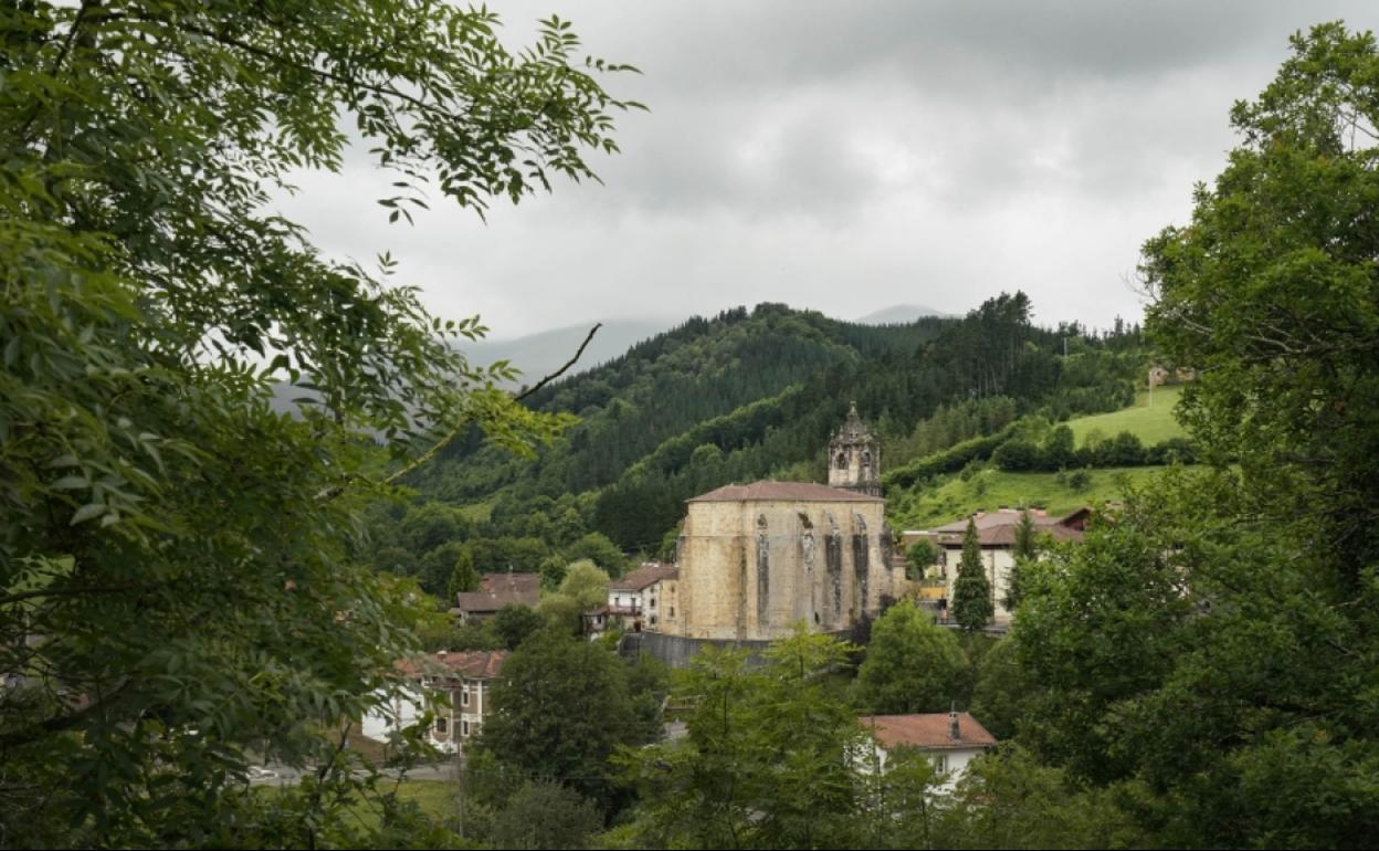 La iglesia de San Miguel destaca por su inmensidad sobre el pequeño casco urbano. 