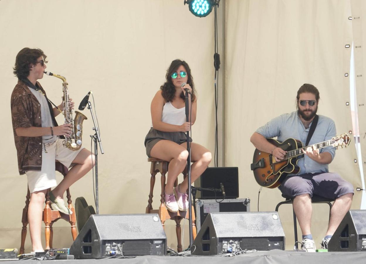 Sara Mansilla y los Juanes en la terraza del Kursaal. 