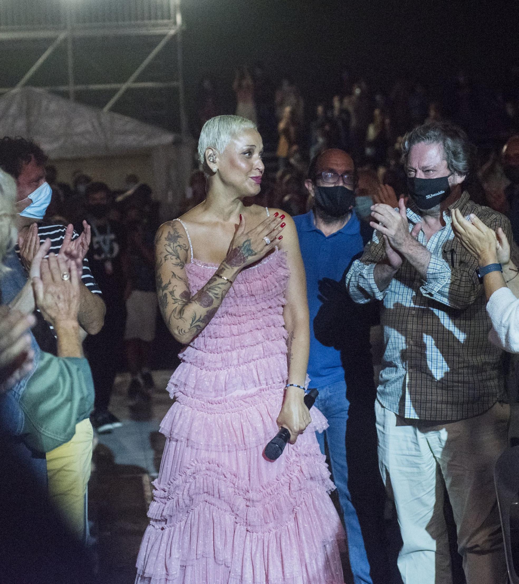 Momentazos. Mariza entre el público de la Trini al final de su concierto, la última cita del Victoria Eugenia con Joachim Kühn y el público a la sombra en el Txikijazz . 