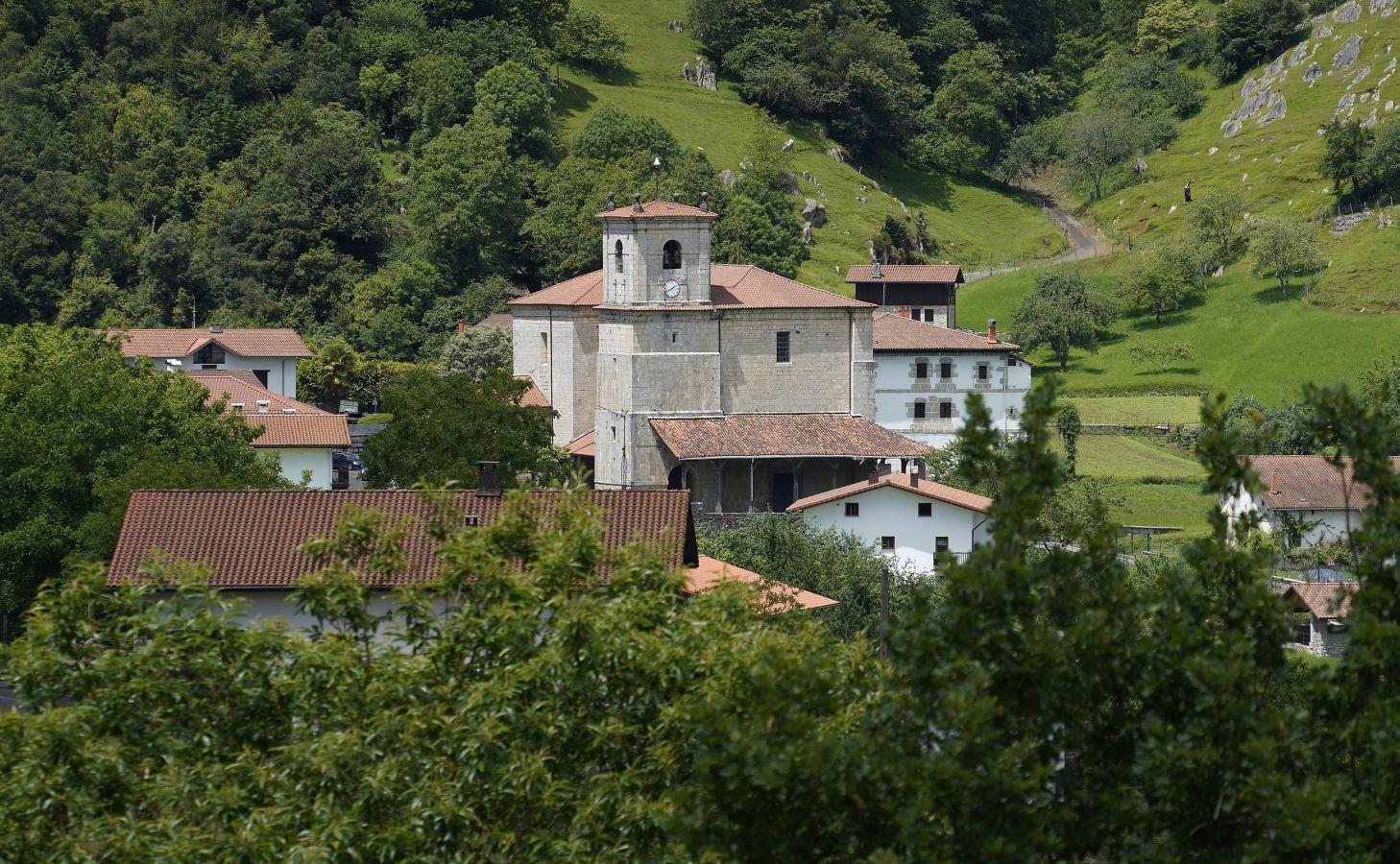 Situada en un precioso valle a los pies del macizo, cuentan que en sus huertas se cultivan las mejores alubias que luego los restauradores cocinan con mimo. 