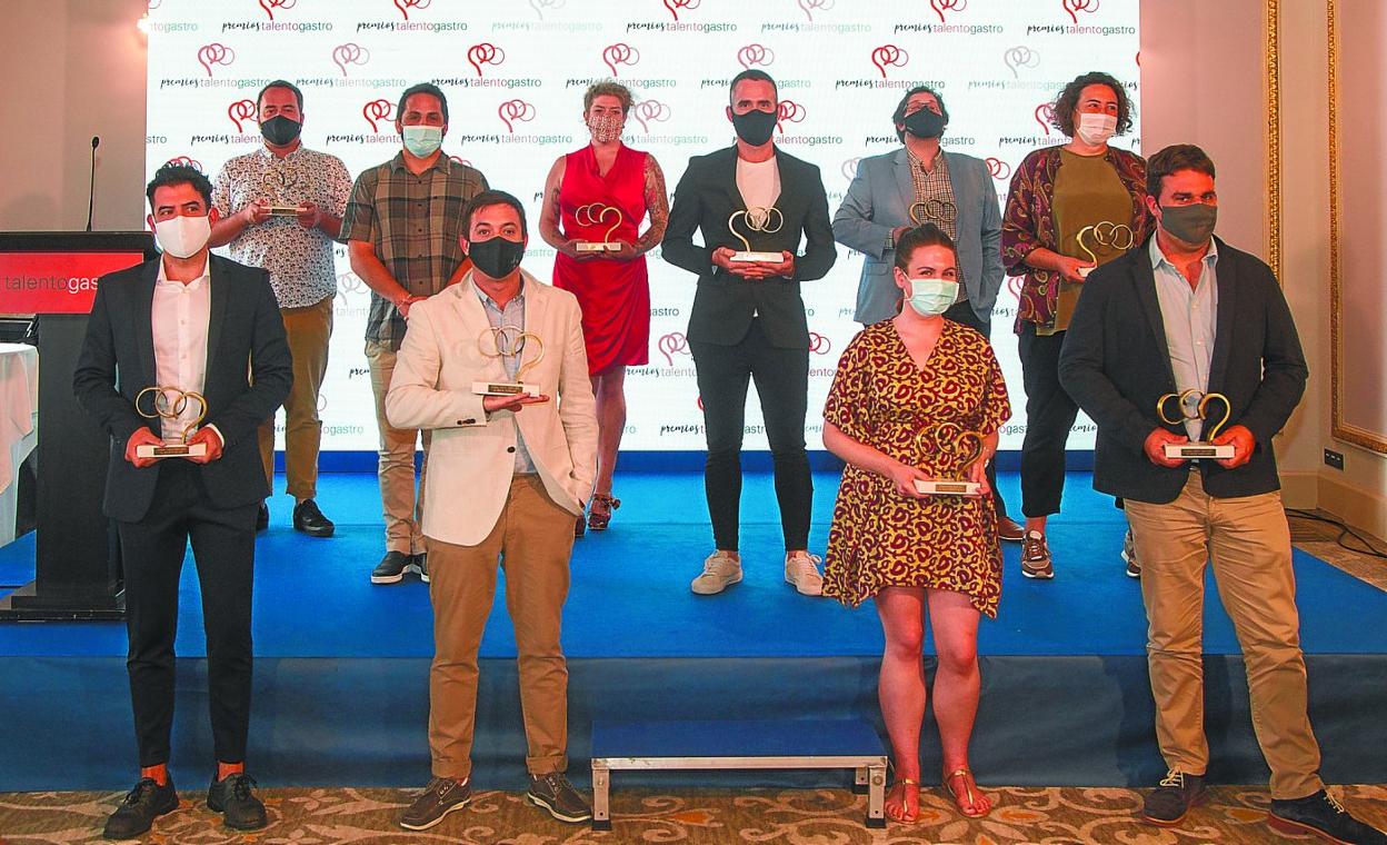 Foto de familia de todos los galardonados en esta tercera edición de 'Talento Gastro'. 