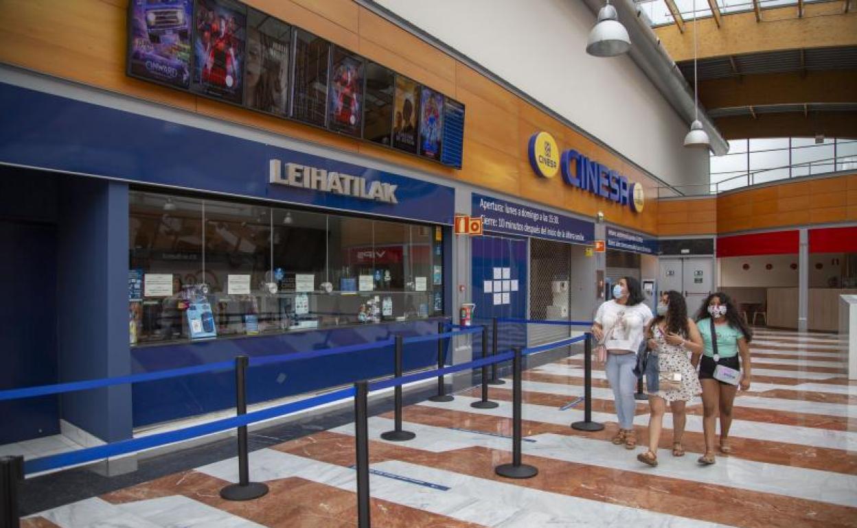 Los cines Urbil de Cinesa se preparan para su reapertura, que tendrá lugar hoy. 