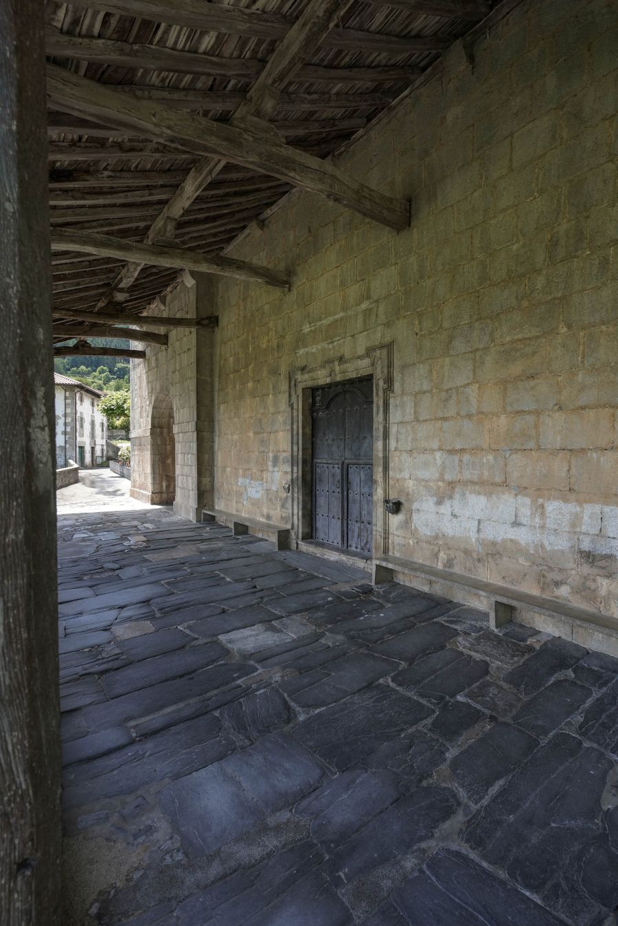 Situada en un precioso valle a los pies del macizo, cuentan que en sus huertas se cultivan las mejores alubias que luego los restauradores cocinan con mimo. 