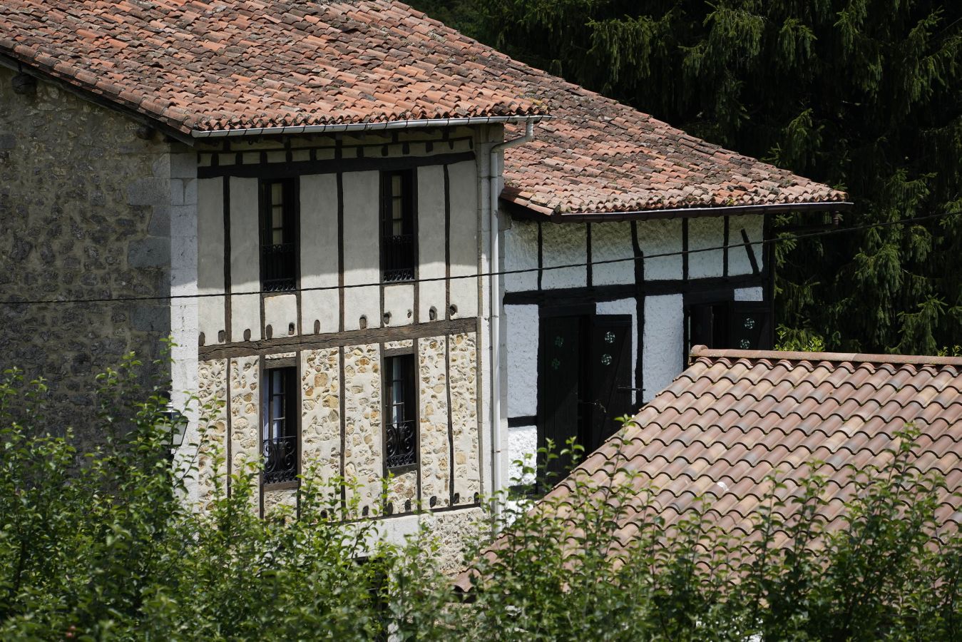Situada en un precioso valle a los pies del macizo, cuentan que en sus huertas se cultivan las mejores alubias que luego los restauradores cocinan con mimo. 