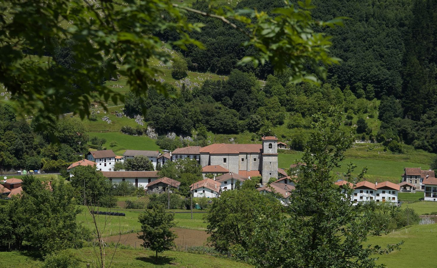 Situada en un precioso valle a los pies del macizo, cuentan que en sus huertas se cultivan las mejores alubias que luego los restauradores cocinan con mimo. 