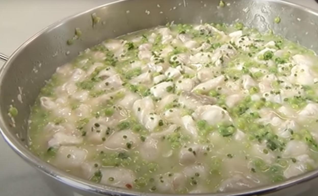 Receta de kokotxas de bacalao con guisantes de David de Jorge