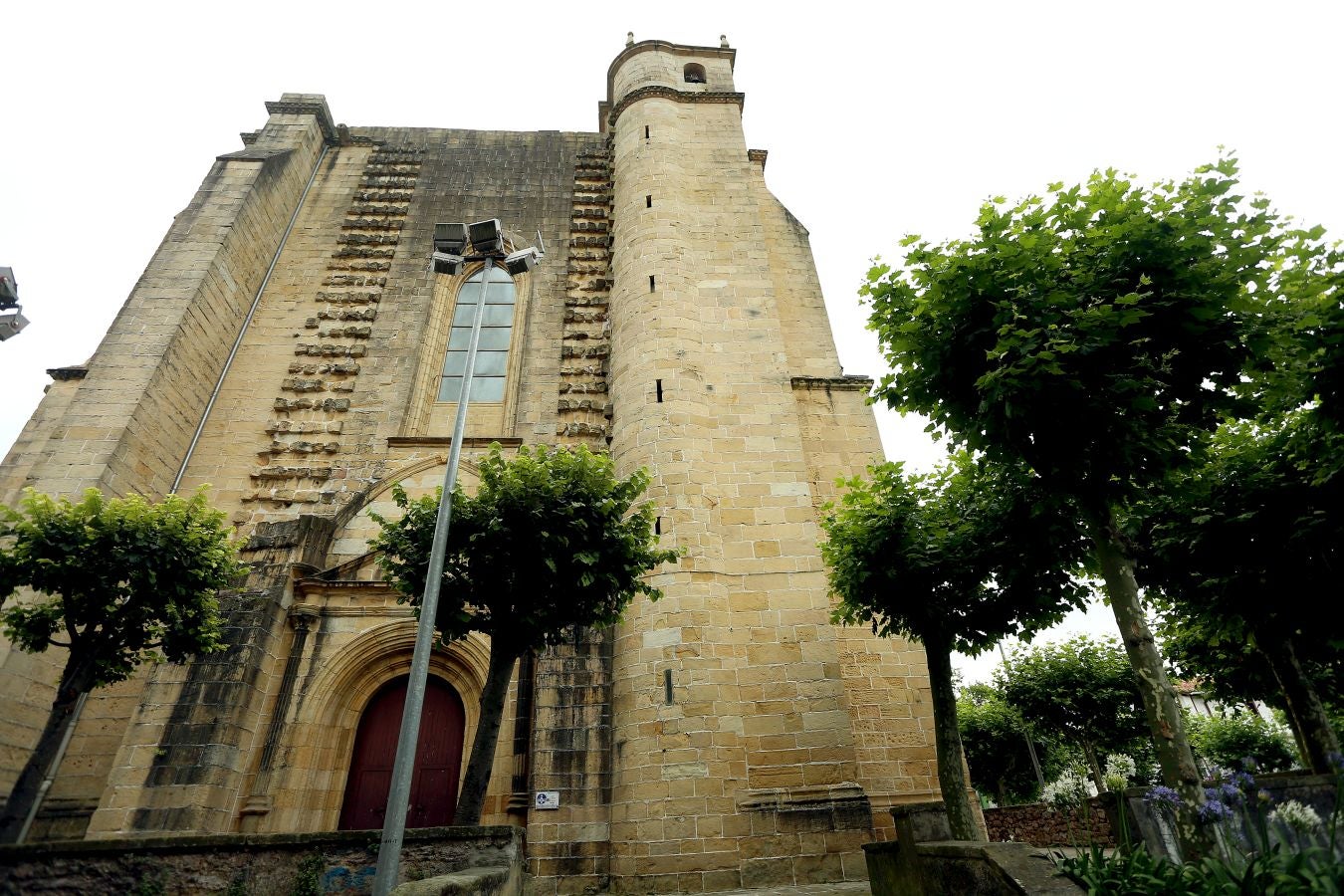 La localidad más pequeña de la comarca, ubicada entre el mar y la montaña, presume de un casco histórico de gran valor artístico y arquitectónico muy bien conservado. 