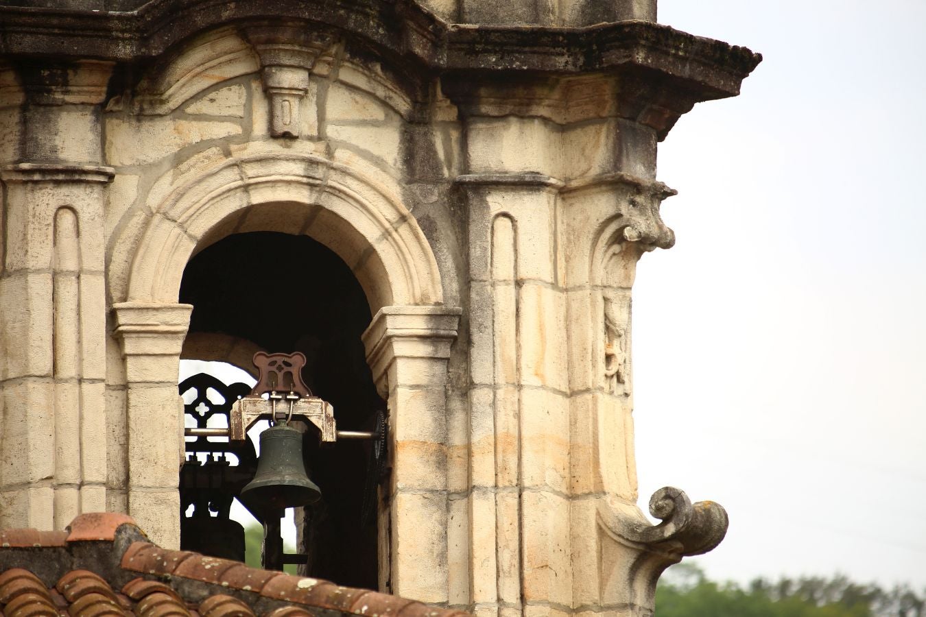 La localidad más pequeña de la comarca, ubicada entre el mar y la montaña, presume de un casco histórico de gran valor artístico y arquitectónico muy bien conservado. 