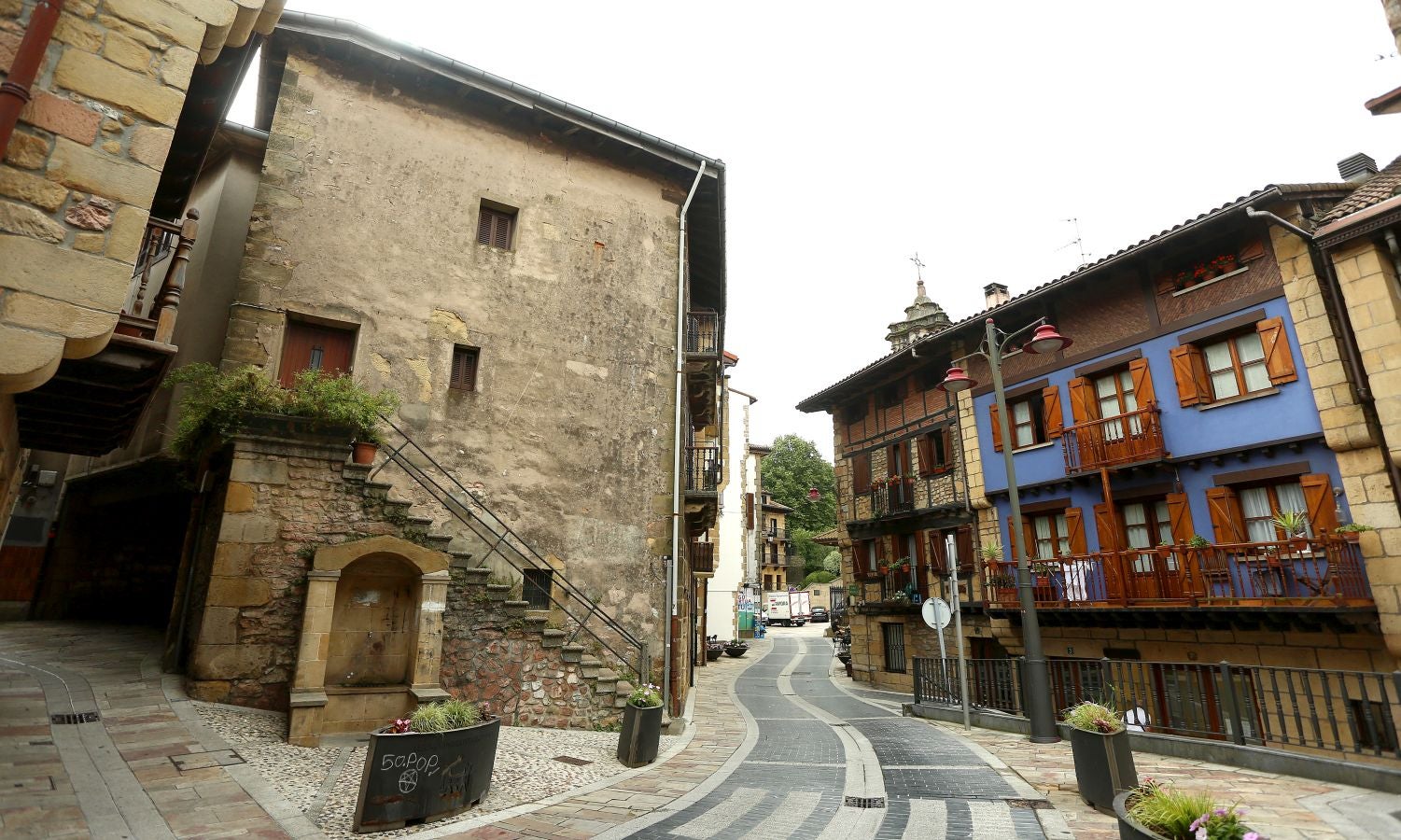La localidad más pequeña de la comarca, ubicada entre el mar y la montaña, presume de un casco histórico de gran valor artístico y arquitectónico muy bien conservado. 