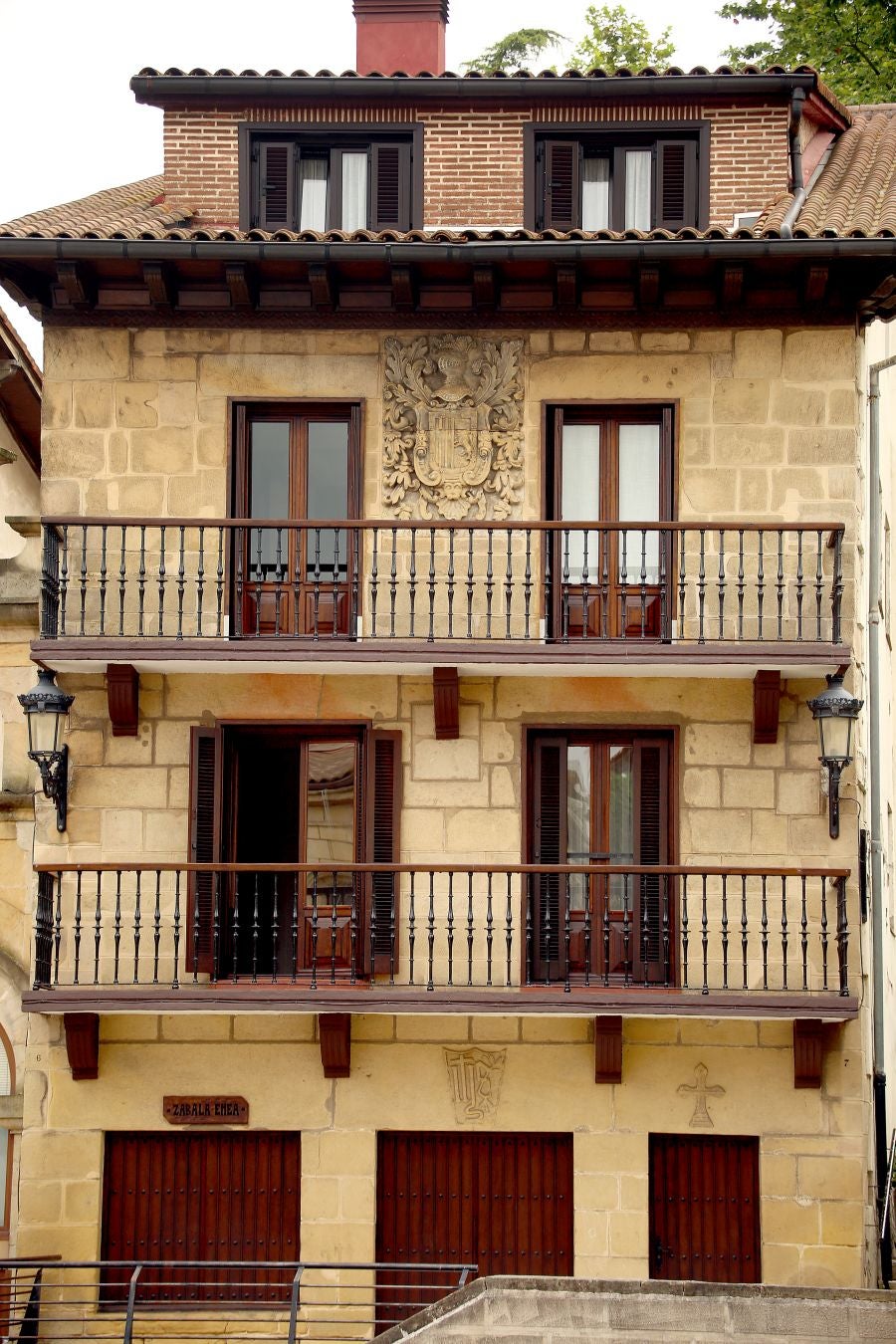 La localidad más pequeña de la comarca, ubicada entre el mar y la montaña, presume de un casco histórico de gran valor artístico y arquitectónico muy bien conservado. 
