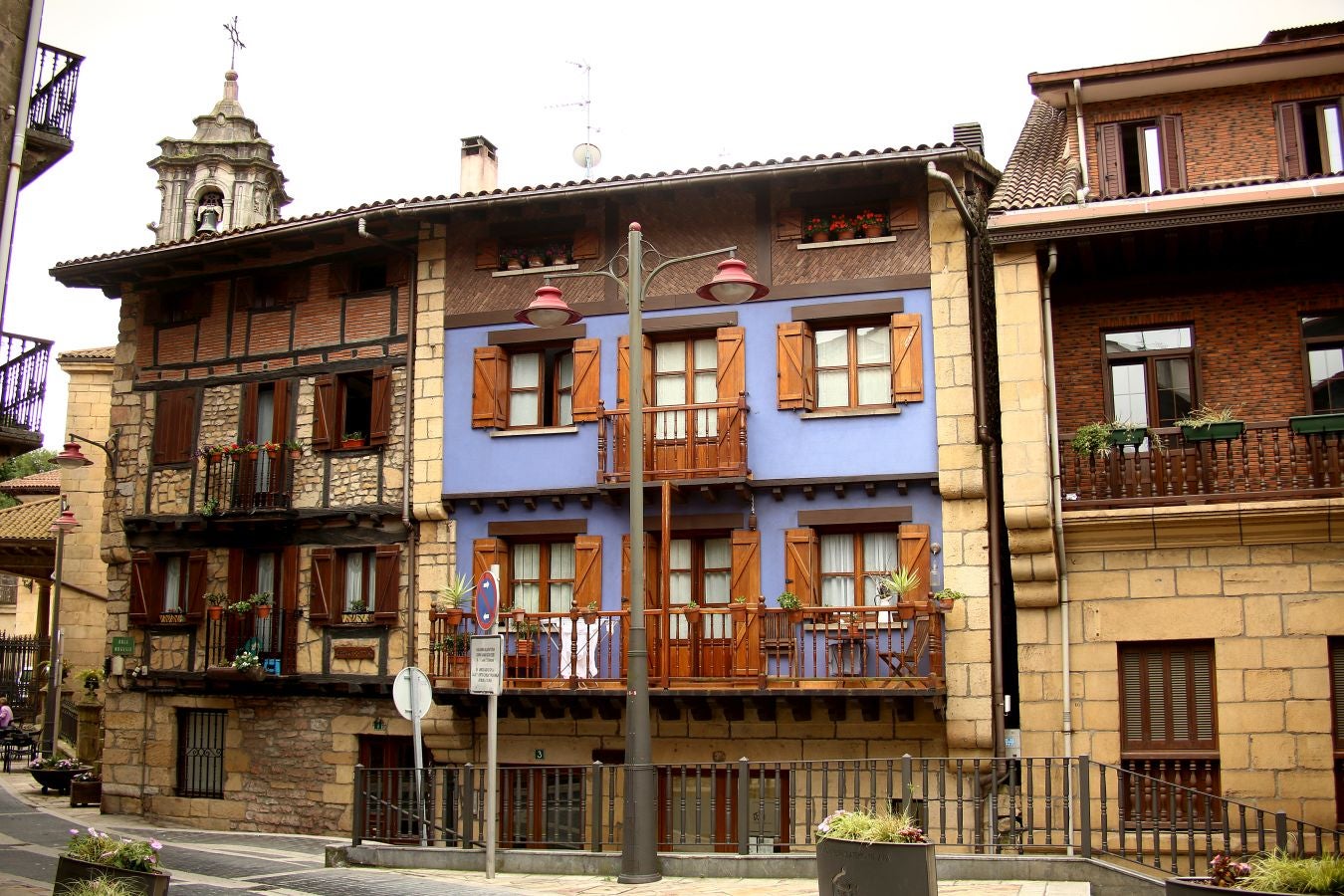 La localidad más pequeña de la comarca, ubicada entre el mar y la montaña, presume de un casco histórico de gran valor artístico y arquitectónico muy bien conservado. 