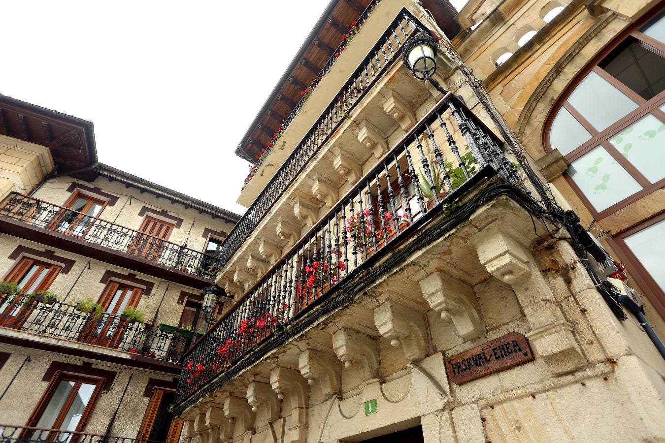 La localidad más pequeña de la comarca, ubicada entre el mar y la montaña, presume de un casco histórico de gran valor artístico y arquitectónico muy bien conservado. 